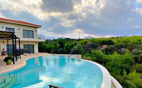 Welcome to the luxury - villa with 7 bedrooms on the first line of the sea!