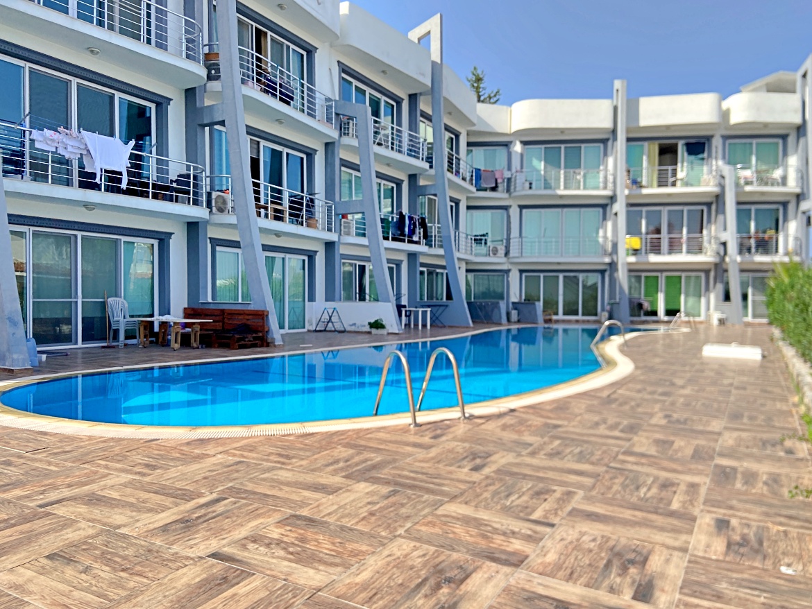 Apartment 1+1 in a complex with a swimming pool in Alsancak