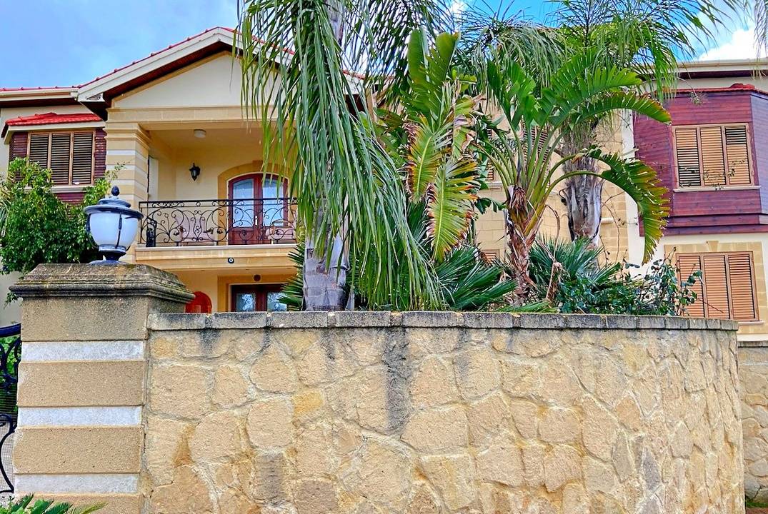 Unique villa in Bellapais, 360 degree panoramas, luxury in four levels!