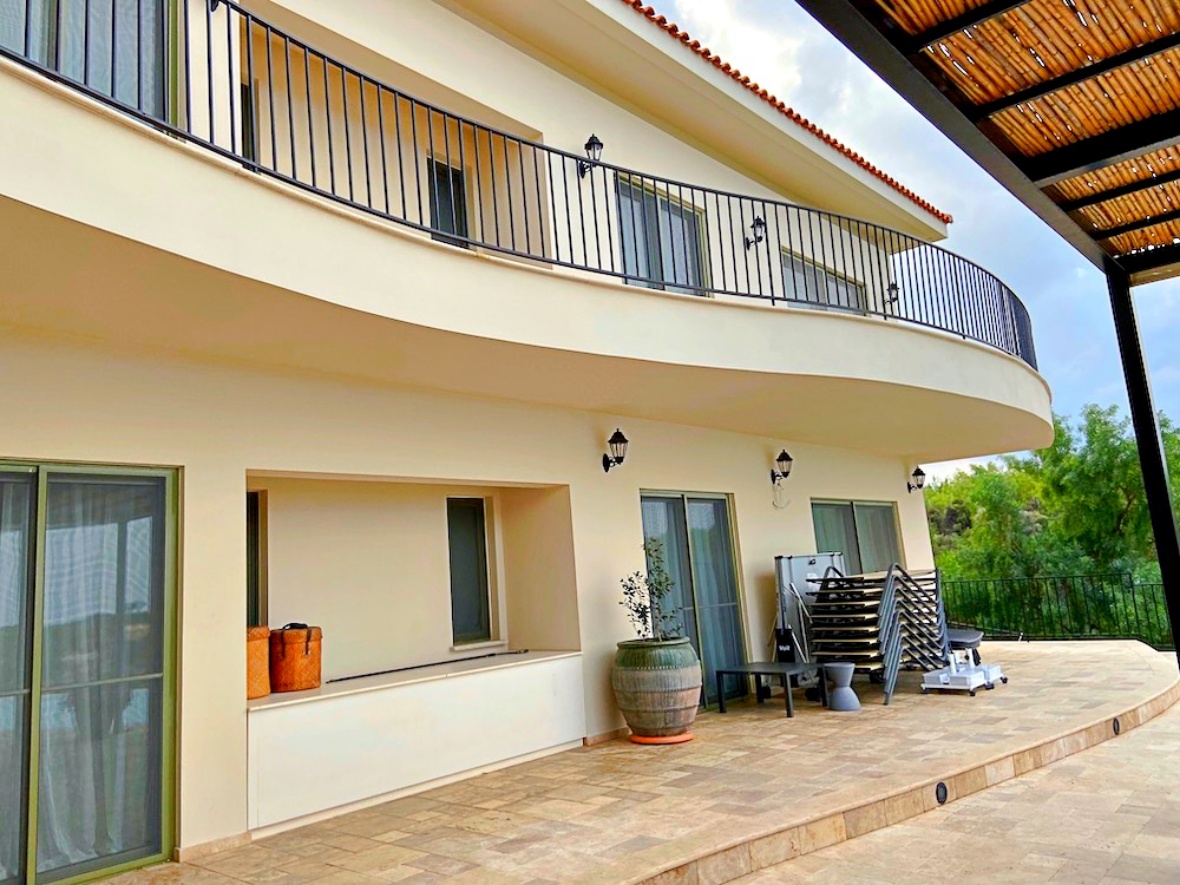 Welcome to the luxury - villa with 7 bedrooms on the first line of the sea!