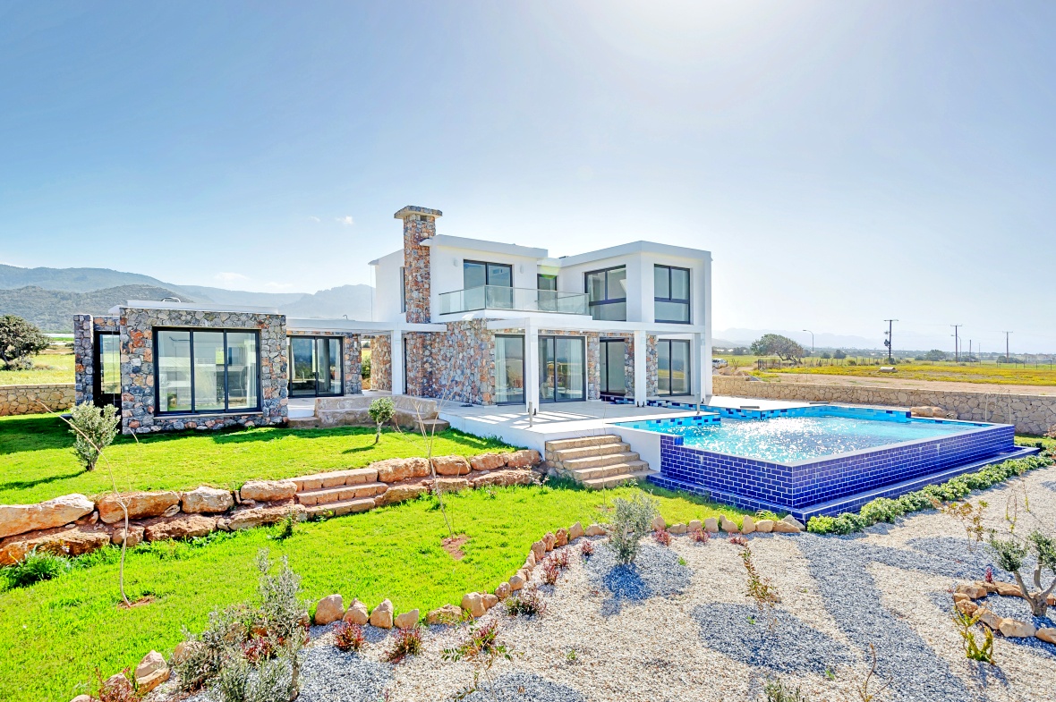 Luxury villa in Tatlisu,beach front!