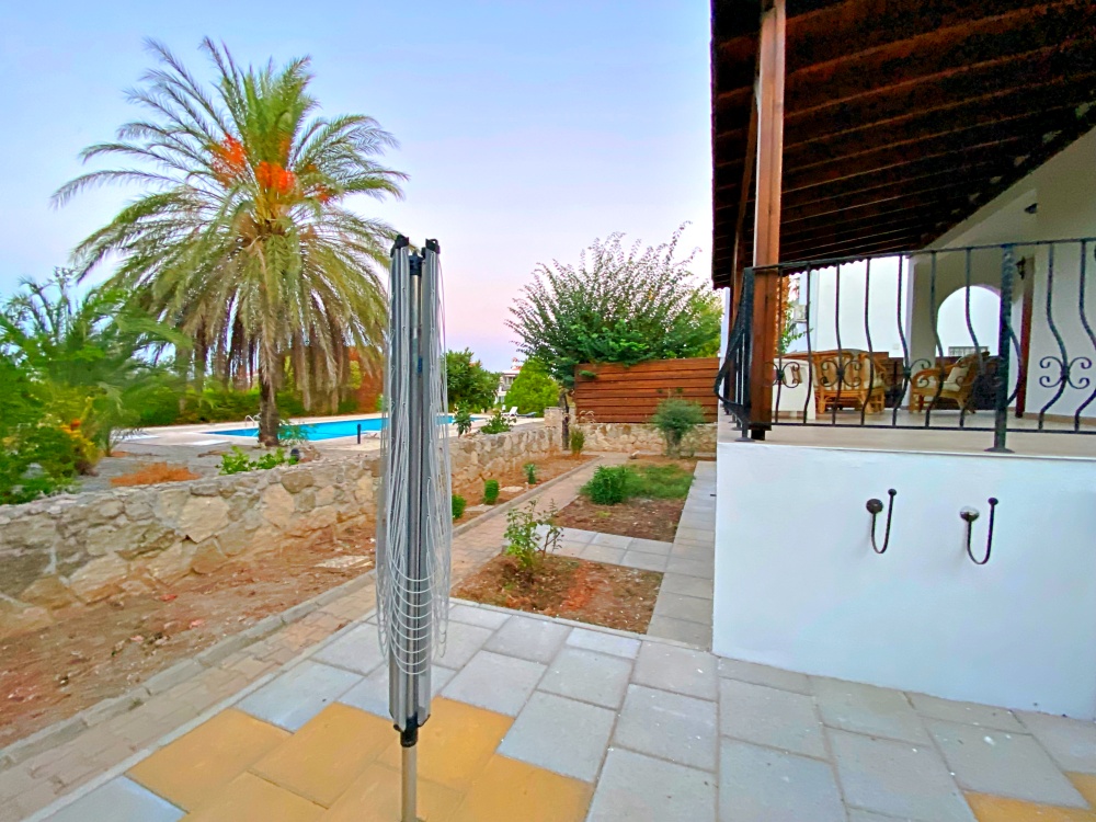 Cozy three bedroom villa on the outskirts of Bellapais with communal pool