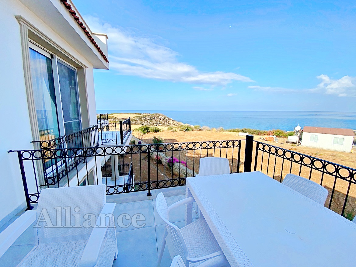 Three bedroom apartment with terrace and garden on the beach