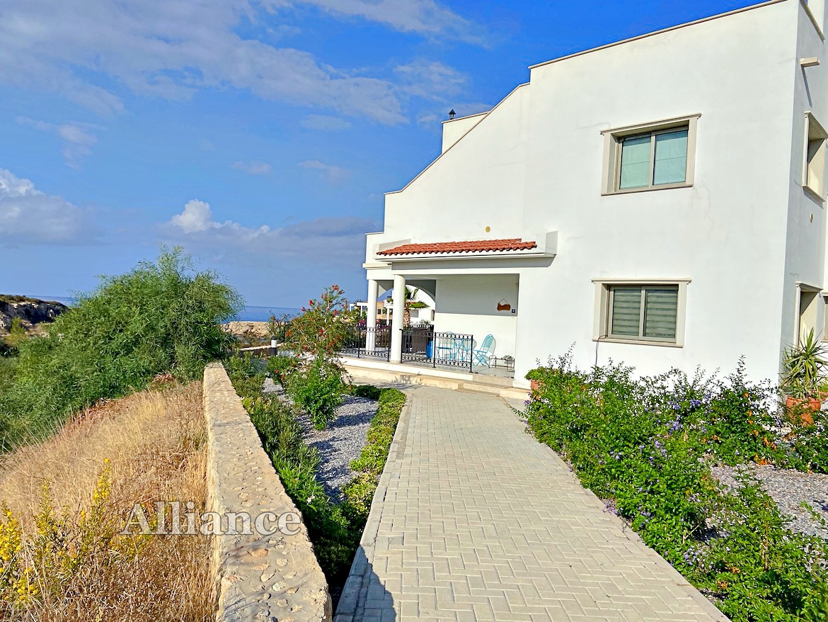 Three bedroom apartment with terrace and garden on the beach