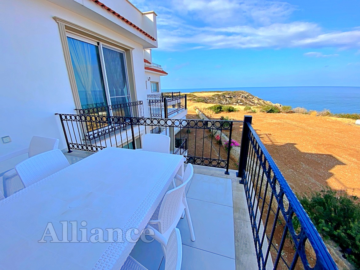 Three bedroom apartment with terrace and garden on the beach