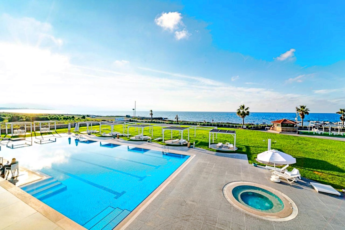 Sale of a two-bedroom apartment with furniture in a luxury complex by the sea