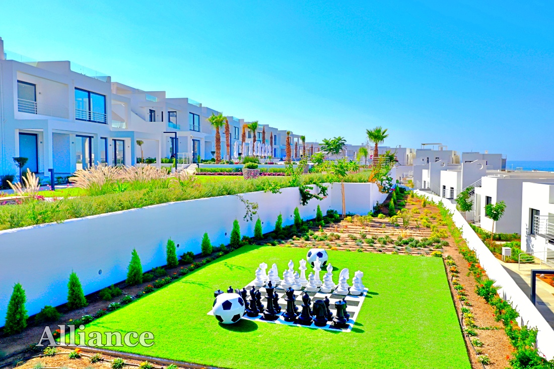 Three bedrooms apartments on the first floor and penthouses in a complex on the first coastline