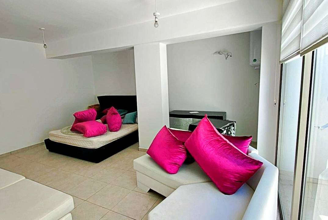 Triplex apartment with furniture, private garden!