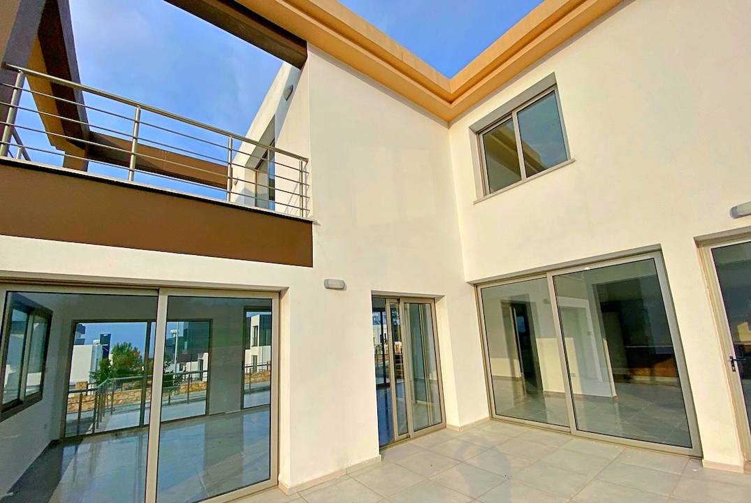 The villa is located in a carefully chosen location in the settlement of Chtalkoy.