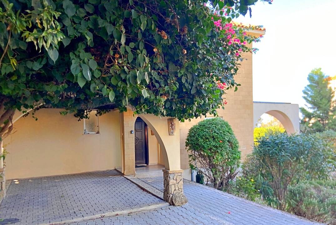 Villa 3+1 in Karsiyaka from the owner with furniture - quiet place, large well-kept garden