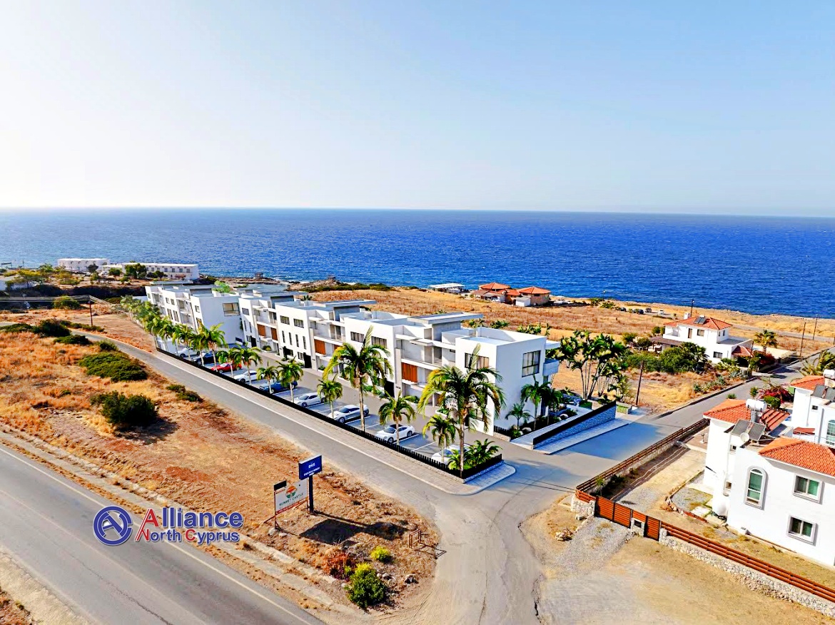 Luxury 2+1 apartment in a complex on the sea in Esentepe