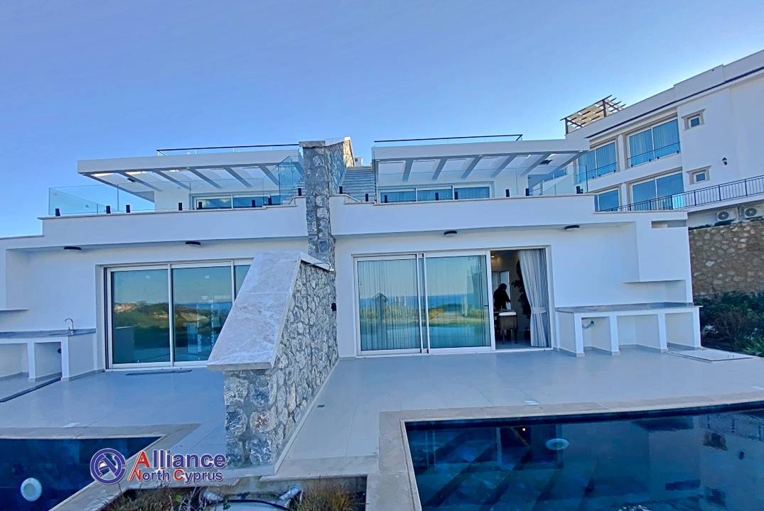 3 bedroom apartment with a swimming pool and a penthouse with a terrace - a unique location by the sea! Ready to check in!