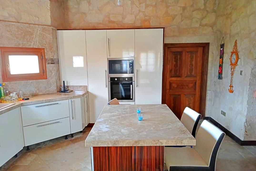 A spacious and cozy villa, Karşıyaka Villa (Taş Ev)