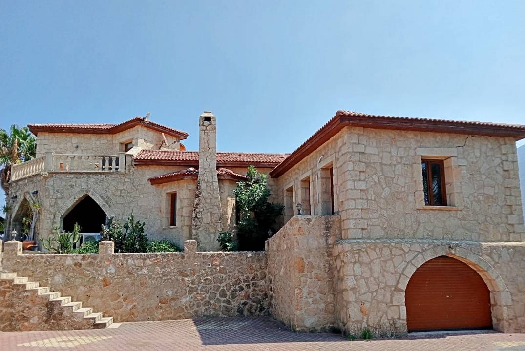 A spacious and cozy villa, Karşıyaka Villa (Taş Ev)