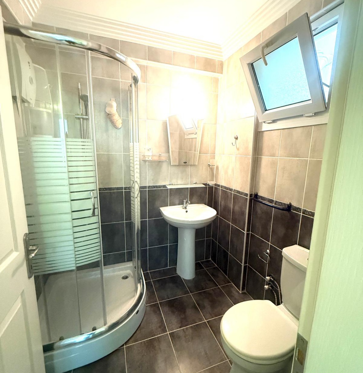 Spacious fully furnished 3+1 apartment with sea and mountain views in Girne, Alsancak, Kavankoy Site.