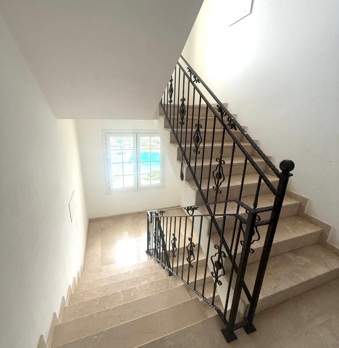 Spacious fully furnished 3+1 apartment with sea and mountain views in Girne, Alsancak, Kavankoy Site.