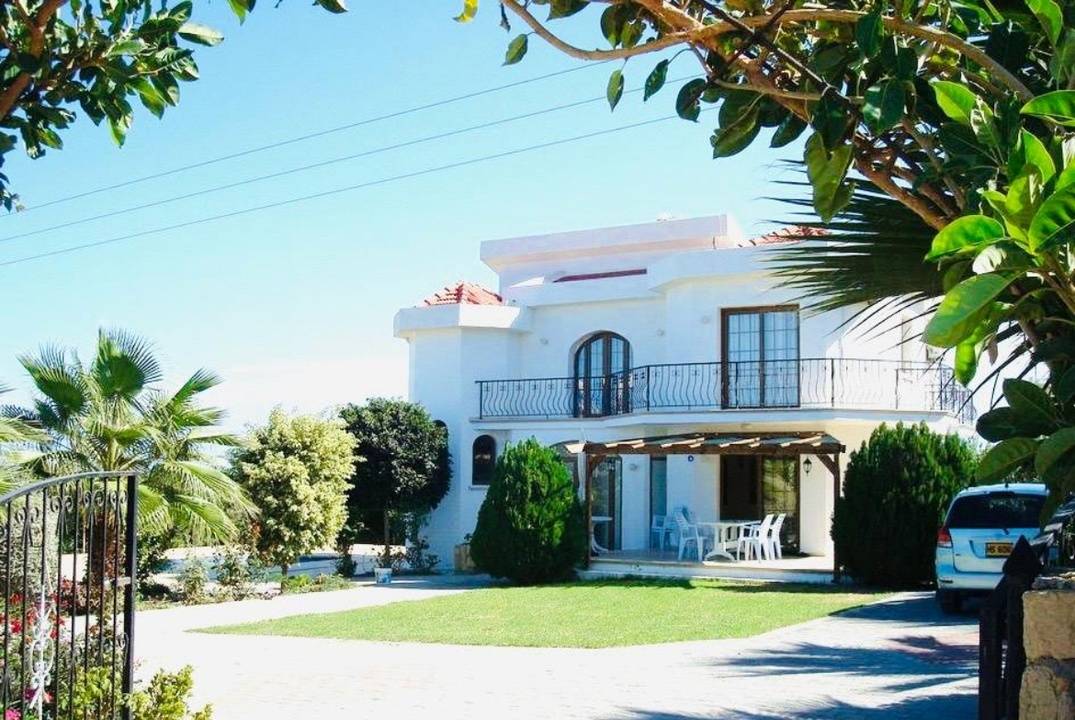 Detached Villa with Private Pool in Alsancak, North Cyprus