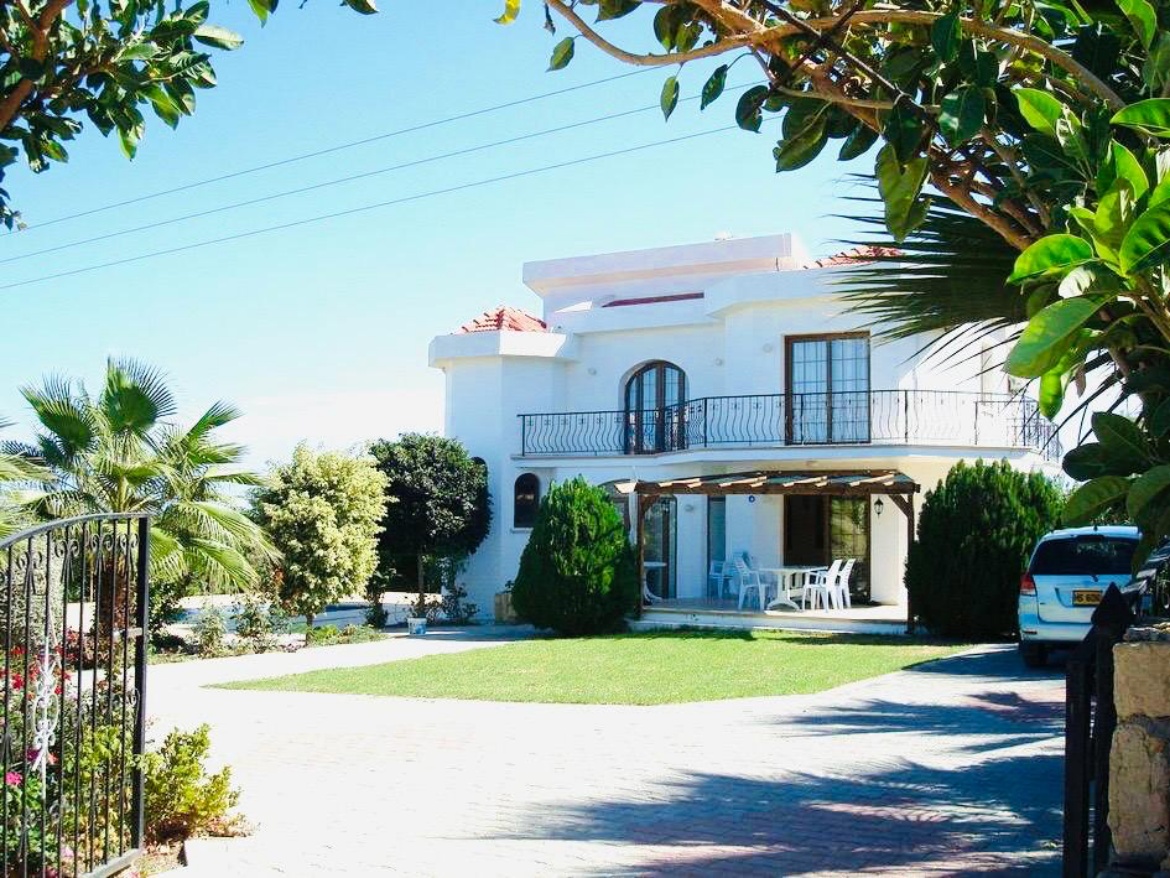 Detached Villa with Private Pool in Alsancak, North Cyprus