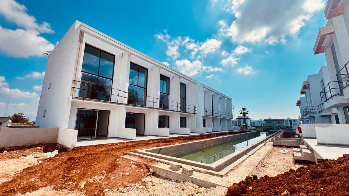 Apartments of different layouts - with a garden and perthouses in the new Yeni-Bogazichi complex, all infrastructure nearby!