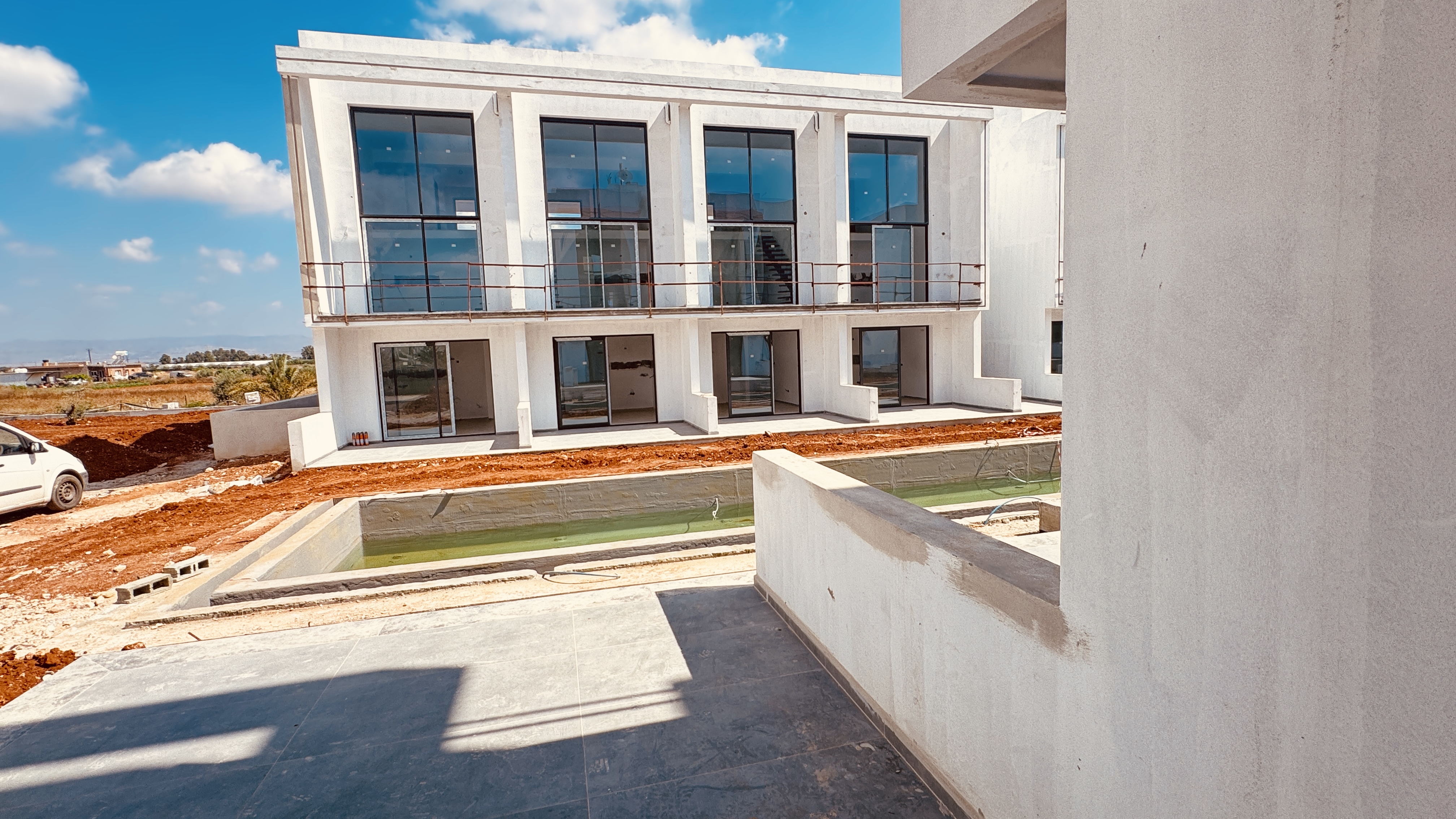 Apartments of different layouts - with a garden and perthouses in the new Yeni-Bogazichi complex, all infrastructure nearby!
