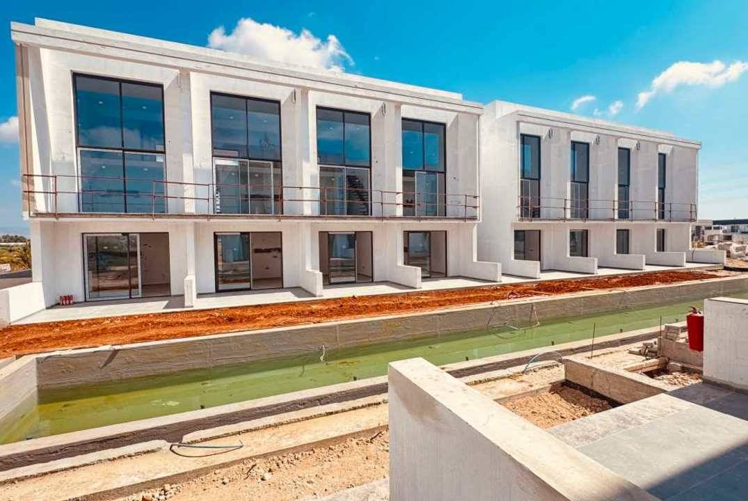 Apartments of different layouts - with a garden and perthouses in the new Yeni-Bogazichi complex, all infrastructure nearby!