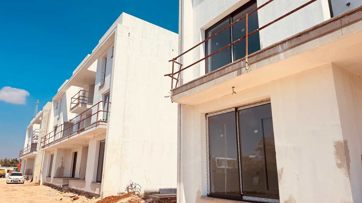 Apartments of different layouts - with a garden and perthouses in the new Yeni-Bogazichi complex, all infrastructure nearby!