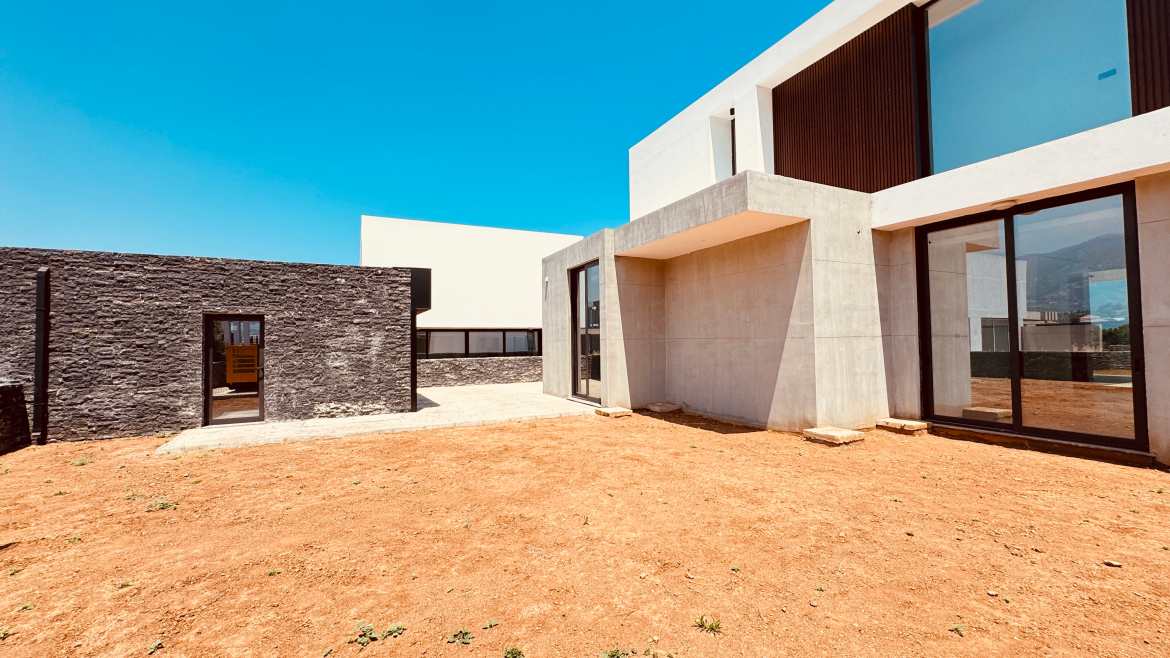 Villa 5 + 1 in a unique complex in Catalkoy on the seashore!