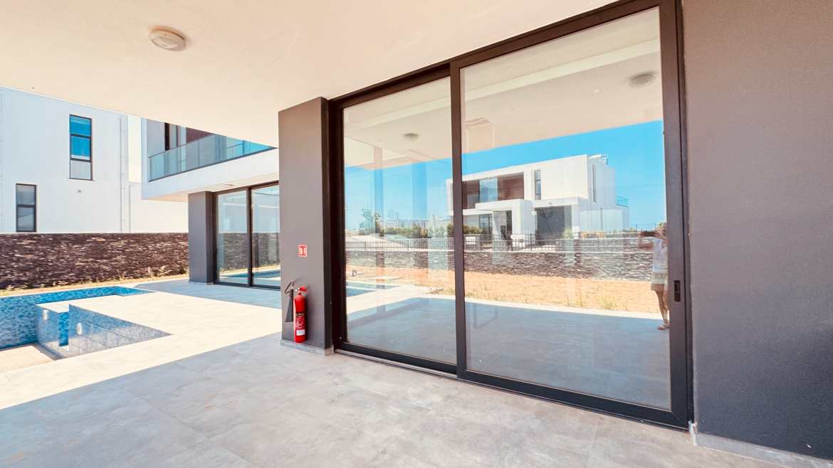 Villa 5 + 1 in a unique complex in Catalkoy on the seashore!