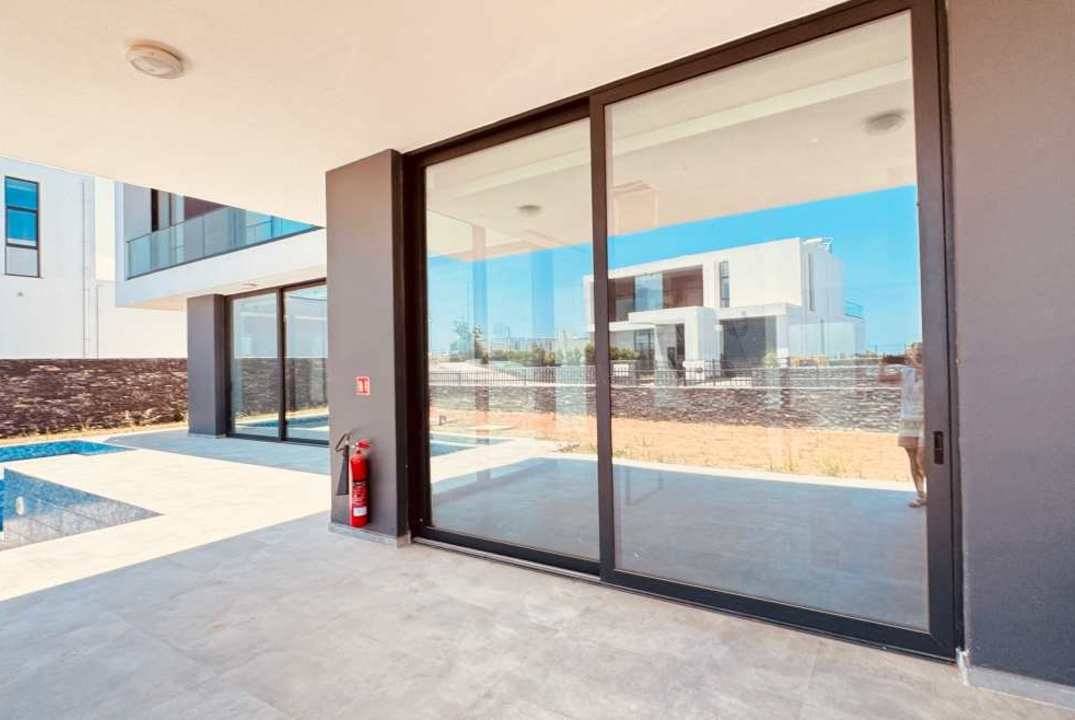 Villa 5 + 1 in a unique complex in Catalkoy on the seashore!